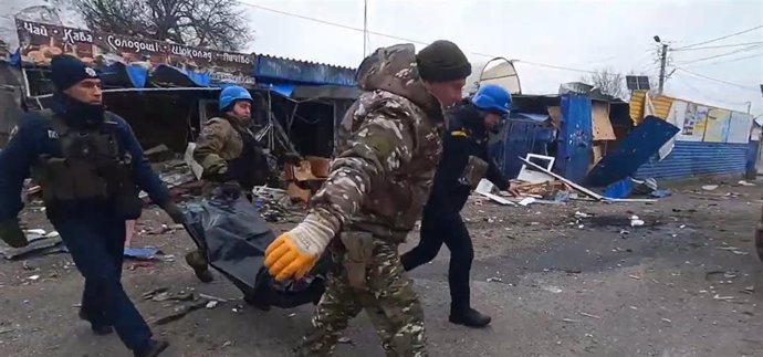 Archivo - Policía ucranianos entre los escombros de un mercado de  Kurajovo, en Donetsk, destruido por los proyectiles rusos.