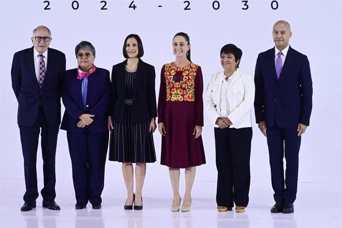 La presidenta de México, Claudia Sheinbaum (centro), junto a seis de sus nuevos ministros.