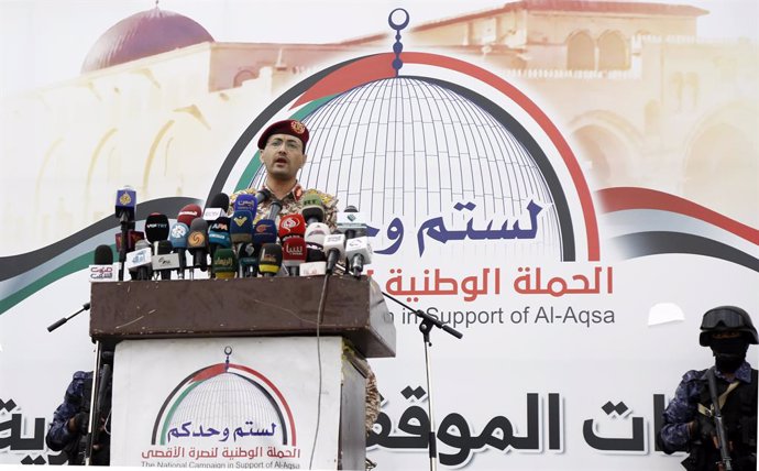 Archivo - SANAA, May 24, 2024  -- Houthi military spokesman Yahya Sarea makes a statement during a pro-Palestinian protest in Sanaa, Yemen, on May 24, 2024. The Yemeni Houthi group on Friday claimed to have conducted multiple military strikes targeting co