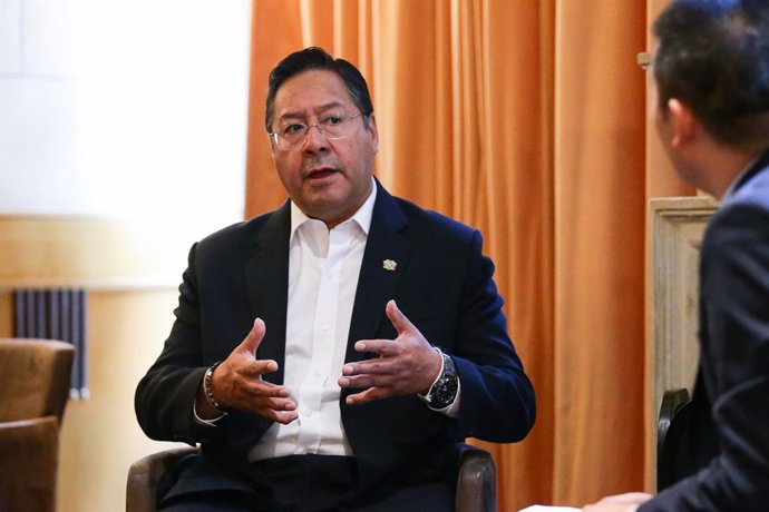 Archivo - BRUSSELS, July 22, 2023  -- Bolivian President Luis Arce (L) speaks during an interview with Xinhua in Brussels, Belgium, July 17, 2023. TO GO WITH "Interview: Cooperation with China benefits both countries and beyond -- Bolivian president"