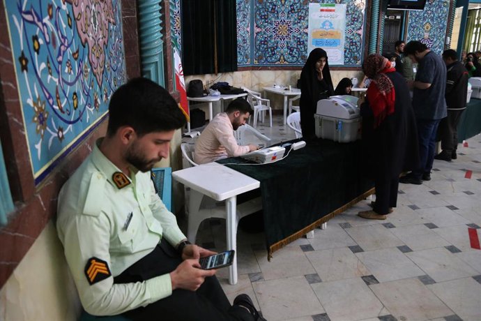 Archivo - Imagen de archivo de un colegio electoral en Irán