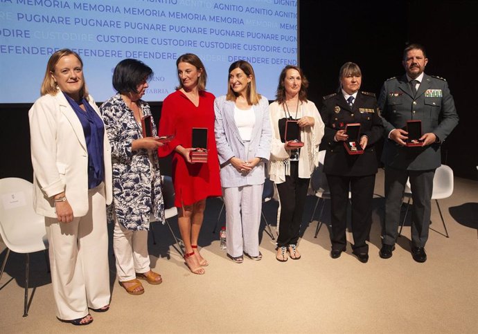 La presidenta de Cantabria, María José Sáenz de Buruaga, preside el acto de recuerdo y homenaje a las víctimas del terrorismo y la entrega de medallas de la Comunidad Autónoma