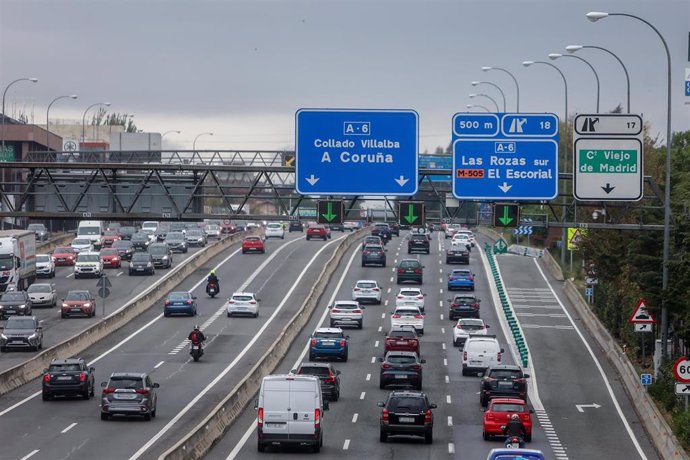 Archivo - Tráfico en la carretera A-6, a 29 de octubre de 2021, en Madrid (España). A partir de las 15:00 horas, arranca el operativo especial de la DGT por el puente de Todos los Santos en el que se prevén 5,53 millones de desplazamientos. El dispositivo