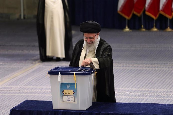 El líder supremo de Irán, el ayatolá Alí Jamenei, vota durante las elecciones presidenciales anticipadas del 28 de junio de 2024