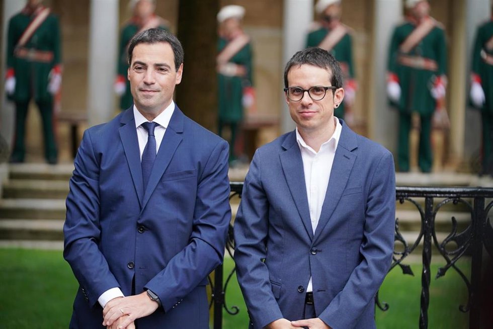 El nuevo lehendakari, Imanol Pradales (i), y el jefe de la oposición y diputado de EH Bildu en el Parlamento vasco, Pello Otxandiano (d), durante el acto de toma de posesión de Imanol Pradales de su nuevo cargo, en la Casa de Juntas de Gernika, a 22 de 