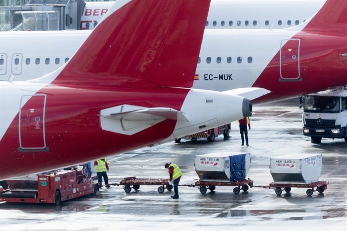 Archivo - Varios trabajadores de handling de Iberia en el aeropuerto Adolfo Suárez Madrid-Barajas, a 5 de enero de 2024, en Madrid (España). 