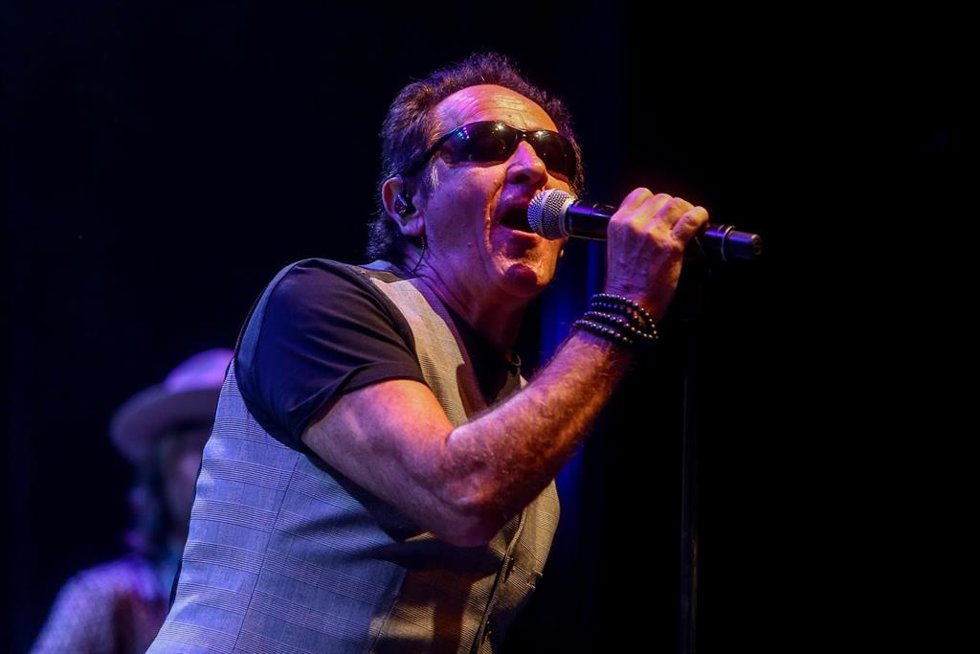 Archivo - El cantante Johnny Burning durante un concierto