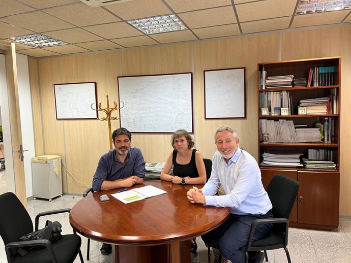 El alcalde de Esporles, Josep Ferrà; la regidora de Medio Ambiente, Maria Nadal; y el director general de Recursos Hídricos del Govern, Joan Calafat, durante la reunión en la Conselleria.