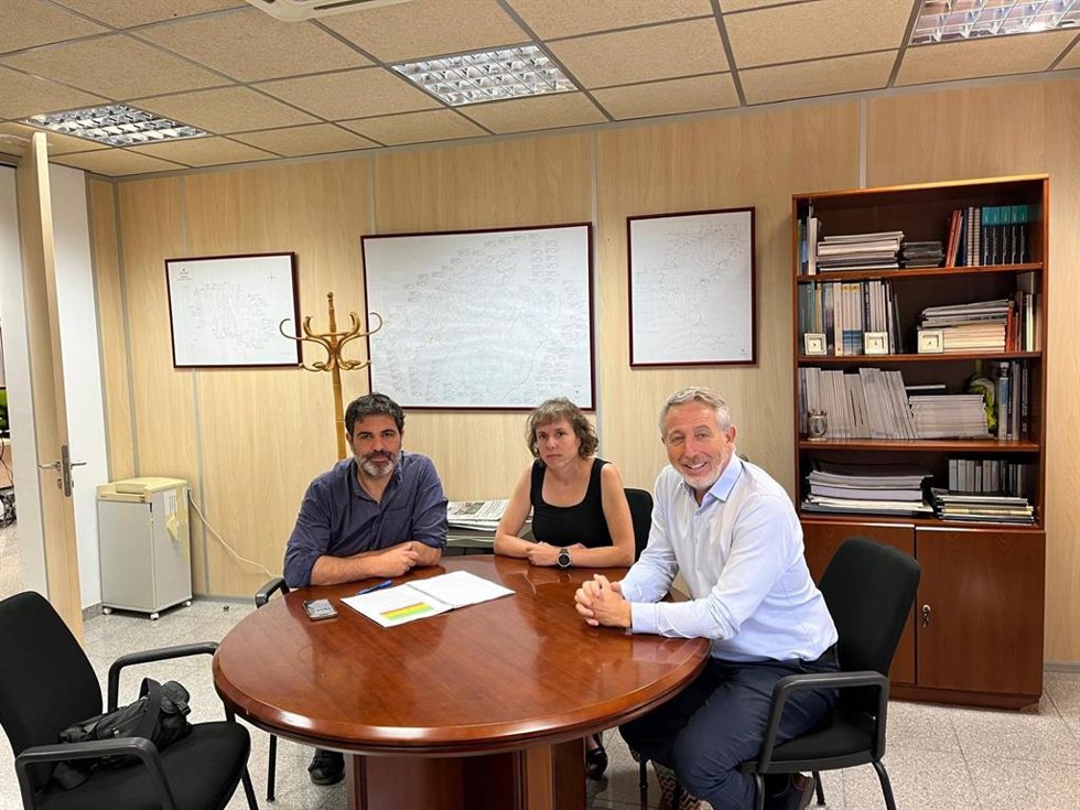 El alcalde de Esporles, Josep Ferr; la regidora de Medio Ambiente, Maria Nadal; y el director general de Recursos Hídricos del Govern, Joan Calafat, durante la reunión en la Conselleria.