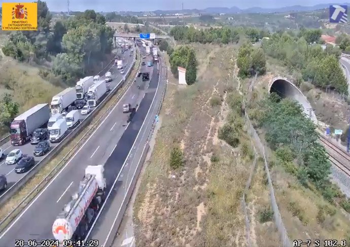 Retenciones en la AP-7 tras un accidente múltiple en Castellví de Rosanes (Barcelona) en el que ha muerto el conductor de un camión