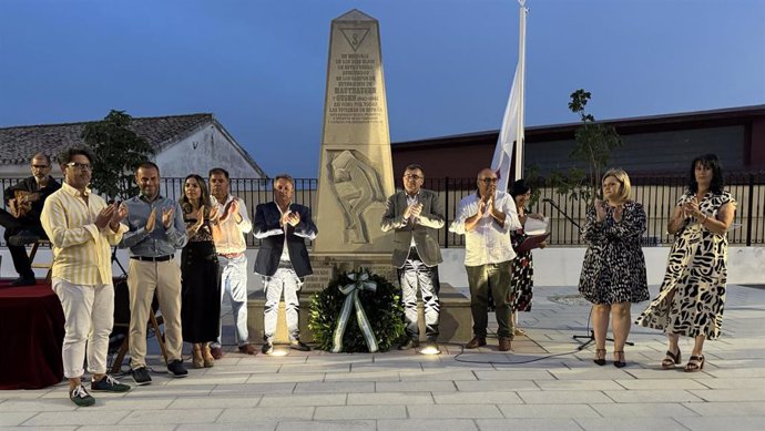 Homenaje a las víctimas del nazismo, con el alcalde de Pinos Puente, Enrique Medina, y el subdelegado del Gobierno en Granada, José Antonio Montilla, flanqueando el monolito de izquierda a derecha en la imagen