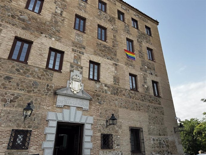 Bandera arcoíris en la fachada de las Cortes de C-LM.