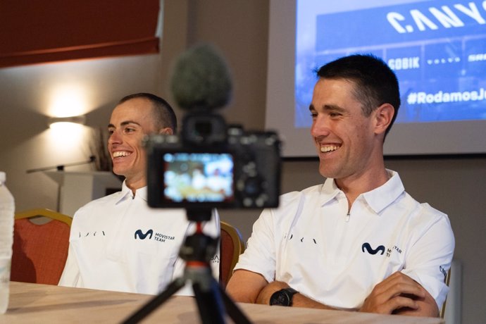Oier Lazkano sonríe junto a Enric Mas en la rueda de prensa del Movistar Team previa al Tour de Francia 2024