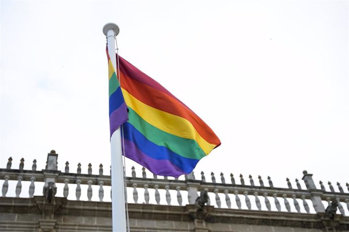 Izado de la bandera LGTBI en la fachada del Parlamento andaluz. A 27 de junio de 2024, en Sevilla (Andalucía, España). 
