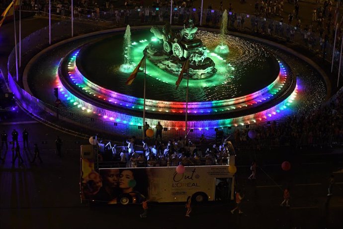 Archivo - La fuente de Cibeles iluminada al llegar la manifestación del Orgullo LGTBI+ a la Plaza de Cibeles, a 1 de julio de 2023