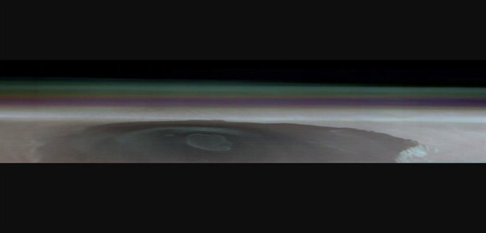 El orbitador Mars Odyssey de la NASA capturó esta única imagen del Monte Olimpo, el volcán más alto del sistema solar, el 11 de marzo de 2024.