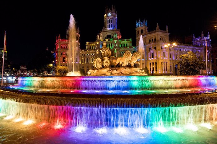 Archivo - La Fuente y el  Palacio de Cibeles iluminados con los colores de la bandera LGTBIQ+, a 28 de junio de 2023, en Madrid (España). 