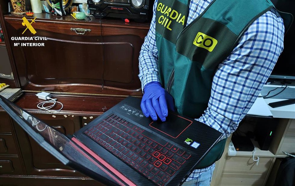 Archivo - La UCO detiene en Sevilla y Asturias a dos jóvenes detrás de 'Guardia Civil X', responsable de cien ciberataques a ITVs y ayuntamientos