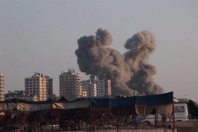 Una columna de humo tras un bombardeo del Ejército de Israel contra la ciudad de Gaza, en el norte de la Franja de Gaza (archivo)