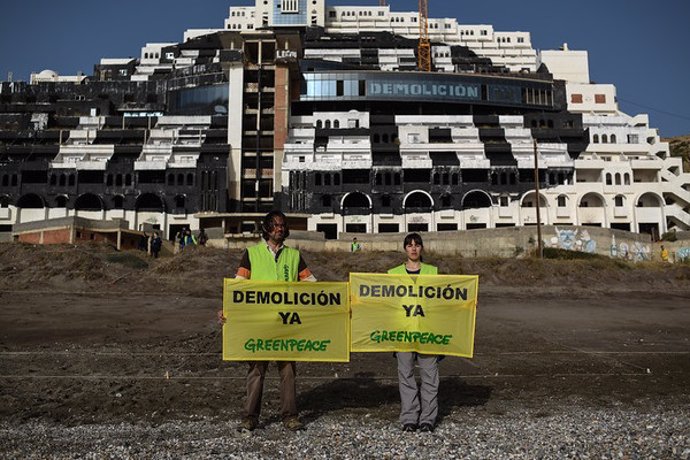 Archivo - Miembros de Greenpeace piden el derribo del hotel de El Algarrobico, en la playa de Carboneras (Almería)