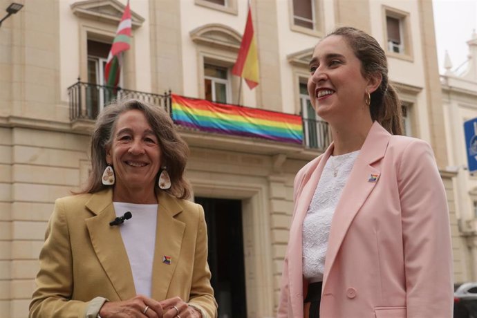 La delegada del Gobierno en el País Vasco, Marisol Garmendia, ha participado hoy en Vitoria-Gasteiz en el acto de colocación de la bandera LGTBI+ en la fachada de la Subdelegación del Gobierno en Álava