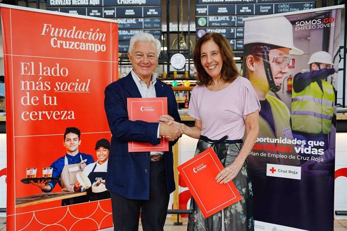 La directora de Fundación Cruzcampo, Regla Bejarano, y el presidente de la Cruz Roja en Sevilla, Francisco Rodríguez.