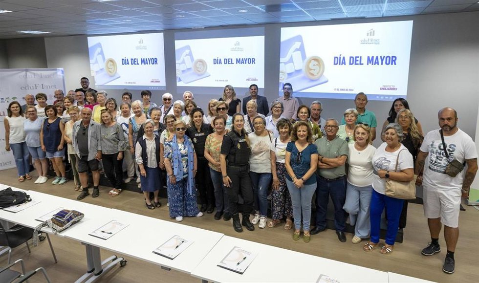 Medio centenar de mayores de Peñarroya participan en el 'Día del Mayor de Edufinet'.