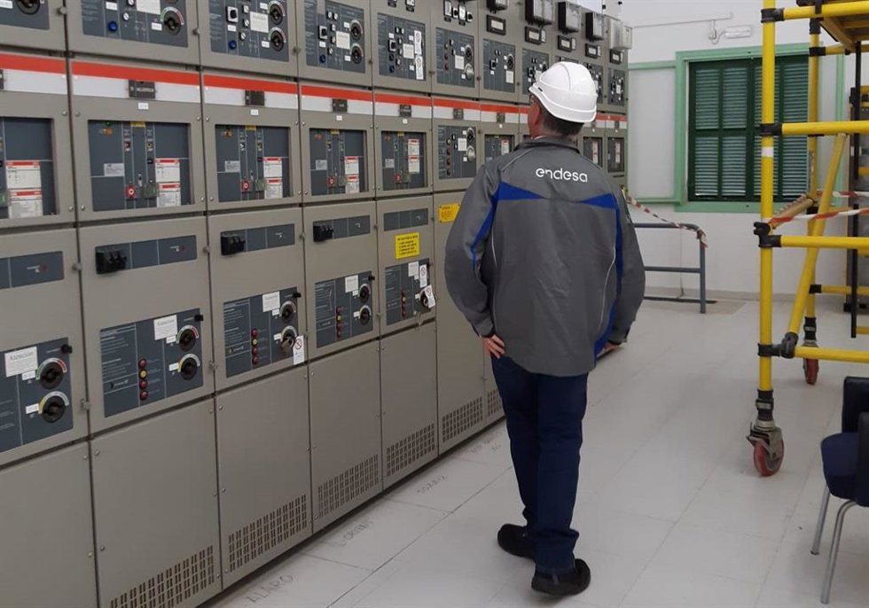 Un trabajador de Endesa en la subestación Bunyola.