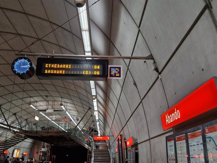 Archivo - Telemarcador de horarios en Metro Bilbao