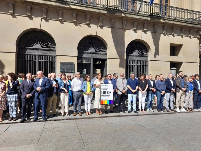 El Gobierno de Navarra y el Parlamento foral se concentran con motivo del Día del Orgullo LGTBI+