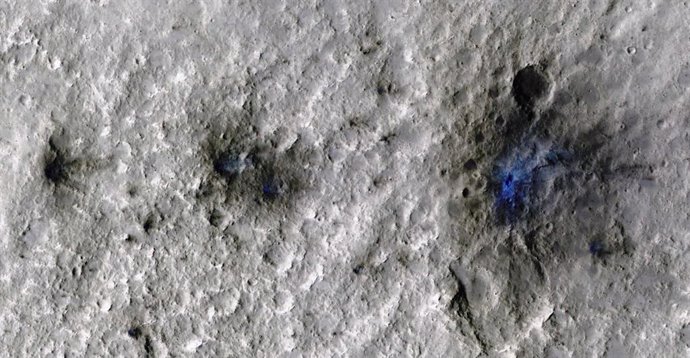 Primer impacto de meteorito detectado por la misión InSight de la NASA; la imagen fue tomada por el Mars Reconnaissance Orbiter de la NASA utilizando su cámara High-Resolution Imaging Science Experiment (HiRISE).