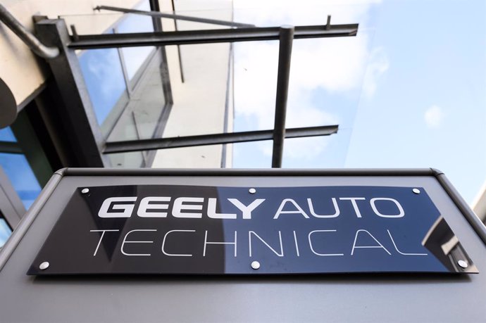 Archivo - FILED - 20 January 2020, Hesse, Raunheim: A sign with the inscription "Geely Auto Technical" hangs at the entrance of the Chinese car manufacturer. Photo: Silas Stein/dpa