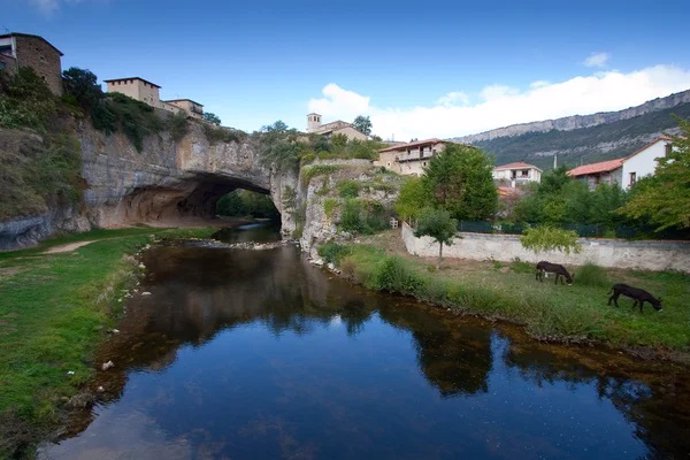 Imagen del pueblo de Puentedey, Burgos, España