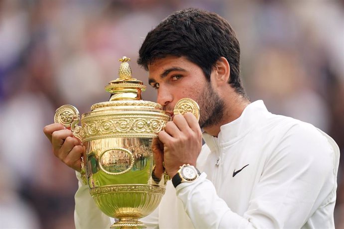 Archivo - El tenista español Carlos Alcaraz besa su trofeo de campeón de Wimbledon 2023