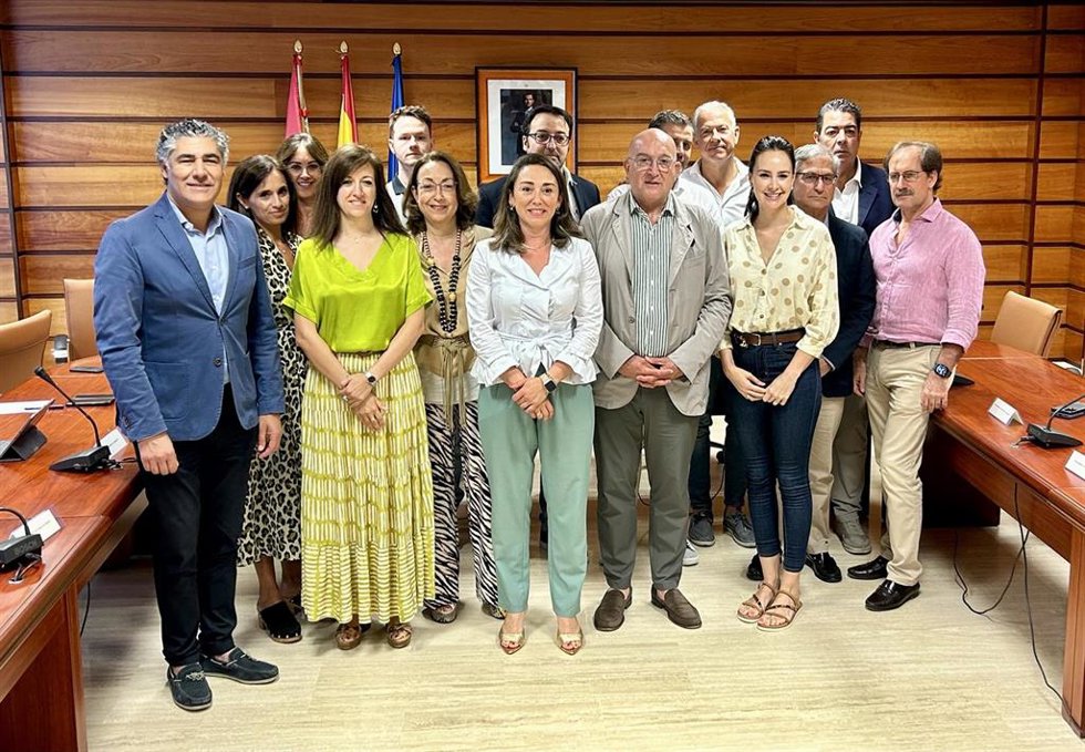 La consejera de Movilidad y Transformación Digital, María González Corral, junto al alcalde de Valladolid y representantes de otros ayuntamientos del alfoz.