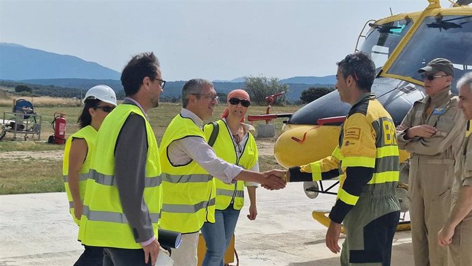 Visita del secretario de Estado de Medio Ambiente, Hugo Morán, y el viceconsejero de Medio Ambiente, José Almodóvar, visitan la base de las BRIF, en el aeródromo de 'El Tiétar'.