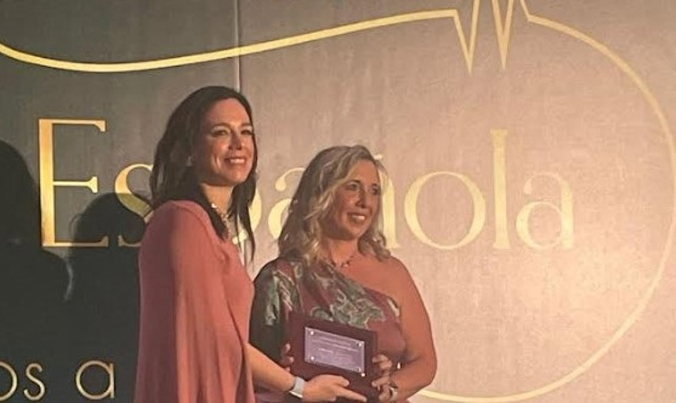 La directora general de Humanización, Planificación, Coordinación y Cuidados del Servicio Andaluz de Salud (SAS), Inmaculada Vázquez, recoge su reconociento en la gala de los XIX Premios a la Administración Sanitaria.