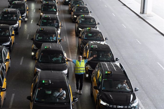 Concentración de taxis en el aeropuerto de Barcelona