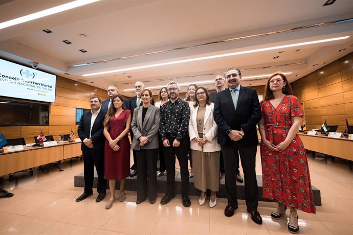 En la primera fila, la ministra de Sanidad, Mónica García (3i), durante una foto de familia en el pleno del Consejo Interterritorial del Sistema Nacional de Salud (CISNS), en la sede del Ministerio, a 14 de junio de 2024, en Madrid (España). 