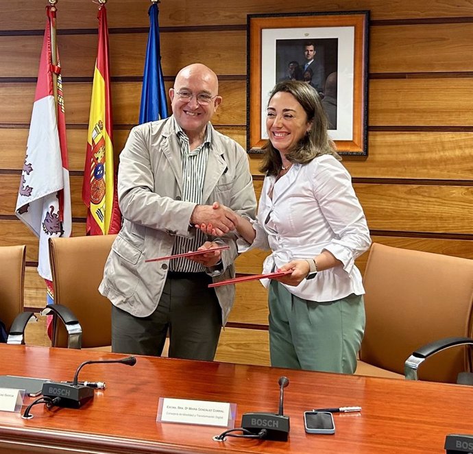 El alcalde de Valladolid, Jesús Julio Carnero, y la consejera de Movilidad y Transformación Digital, María González Corral.