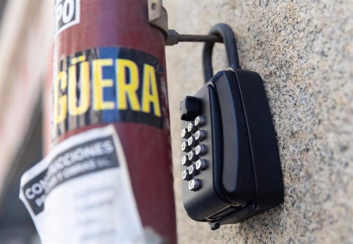 Caja de seguridad para las llaves de una piso de alquiler turístico, imagen de archivo. 