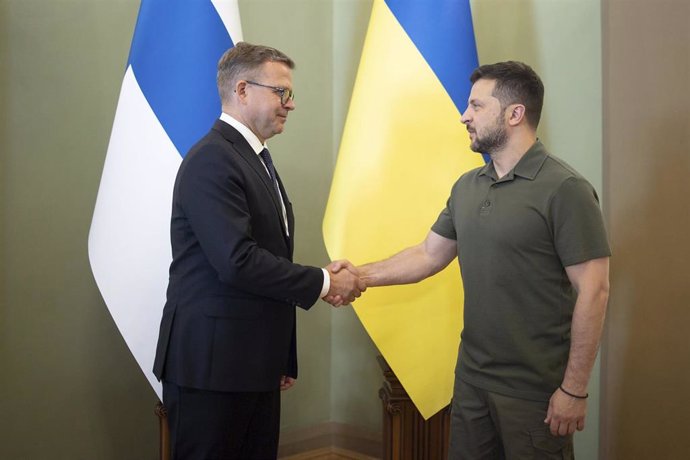 Archivo - El primer ministro de Finlandia, Petteri Orpo, y el presidente ucraniano, Volodimir Zelenski.