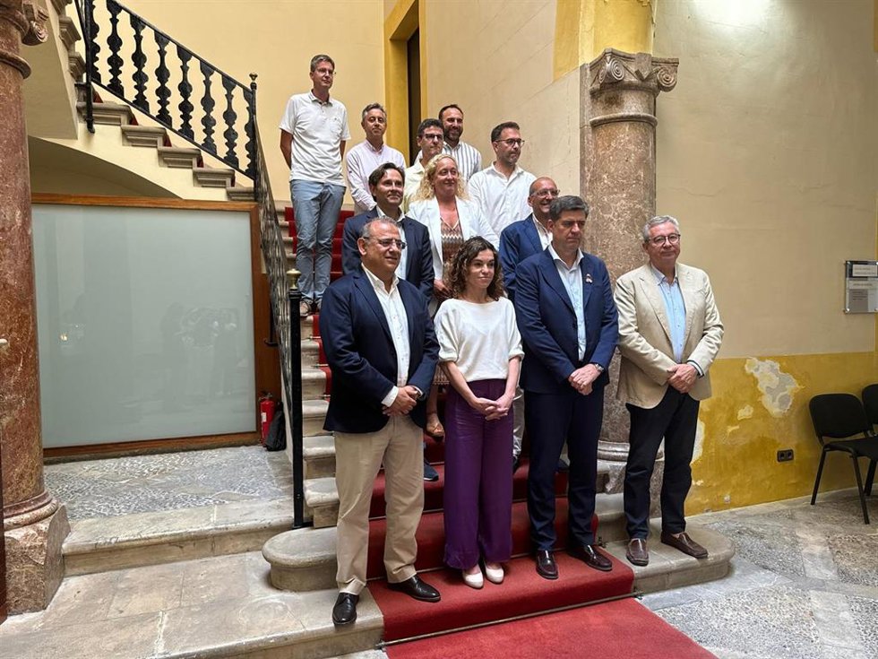 Foto de familia tras la firma entre el Govern y el Estado.