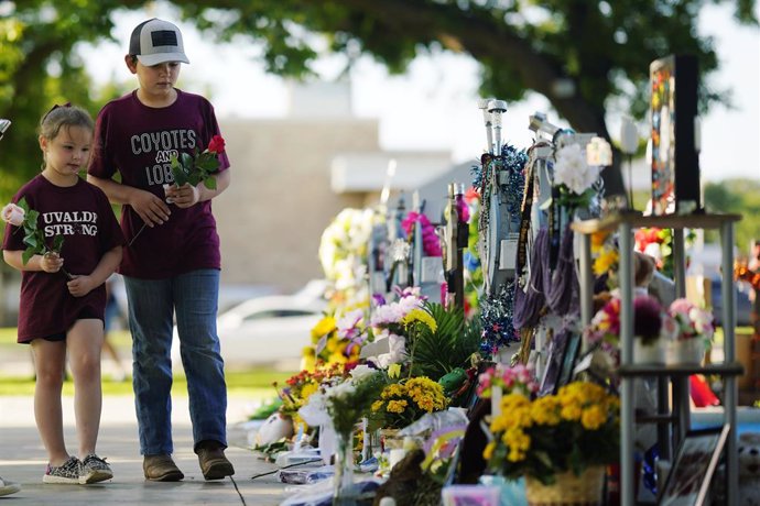 Archivo - UVALDE, May 25, 2023  -- Children mourn for victims of a school mass shooting at a square in Uvalde, Texas, the United States on May 24, 2023. The one-year anniversary of the school shooting killing 19 pupils and two teachers in Uvalde in the U.
