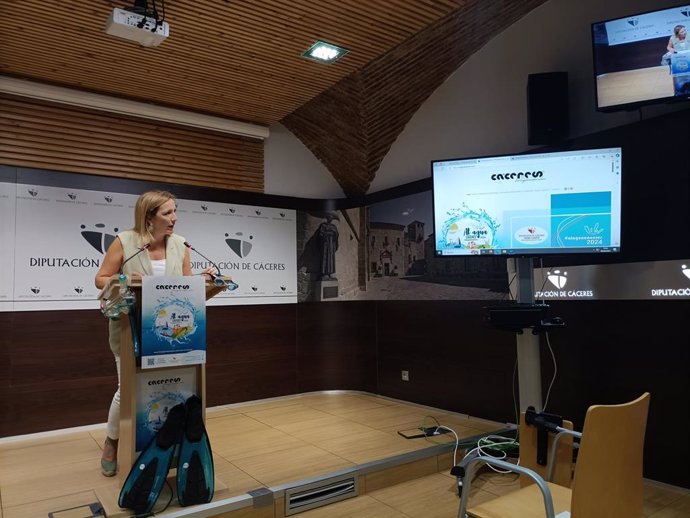 La diputada de Turismo, Elísabeth Martín, en la presentación de 'Al agua Cáceres'
