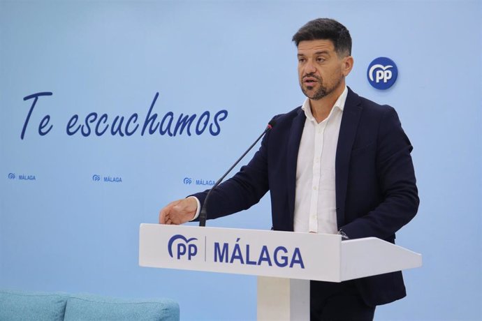 El coordinador general del PP de Málaga, Cristóbal Ortega, en rueda de prensa.