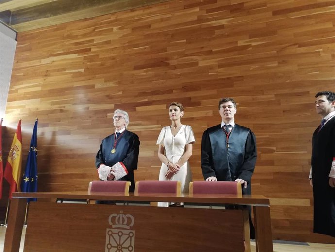 (I-D) José Luis Goñi, Nuevo Presidente Del Consejo De Navarra; María Chivite, Presidenta Del Gobierno Foral; Y Eduardo Santos, Miembro Del Consejo