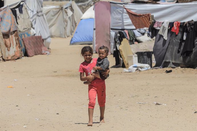 Niños palestinos desplazados en un campamento en Al Zauaida, en el centro de la Franja de Gaza, en medio de la ofensiva del Ejército de Israel contra el enclave (archivo)