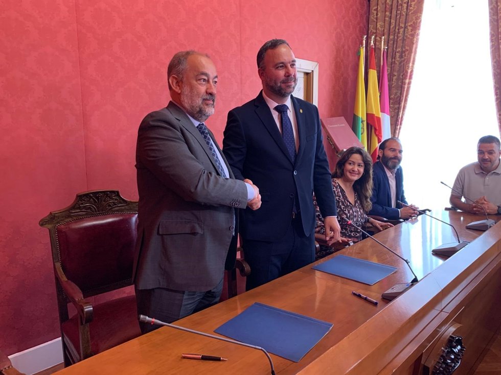 Firma de un convenio entre el rector de la UCLM, Julián Garde, y el alcalde de Tomelloso, Javier Navarro.