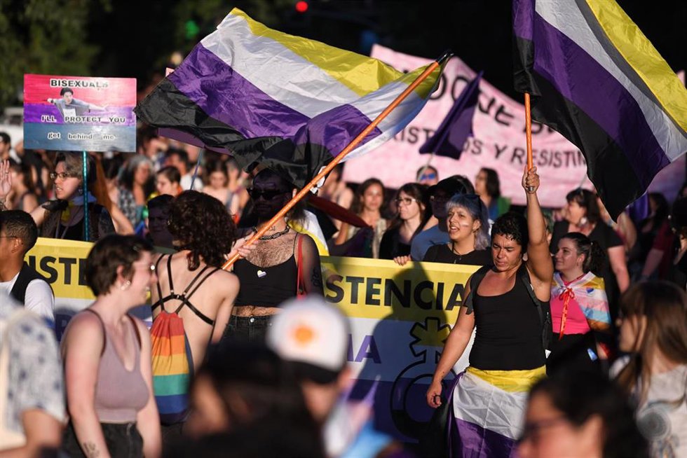Archivo - Un grupo de personas con pancartas durante una manifestación organizada por la plataforma de Orgullo Crítico, a 28 de junio de 2022, en Madrid (España). 